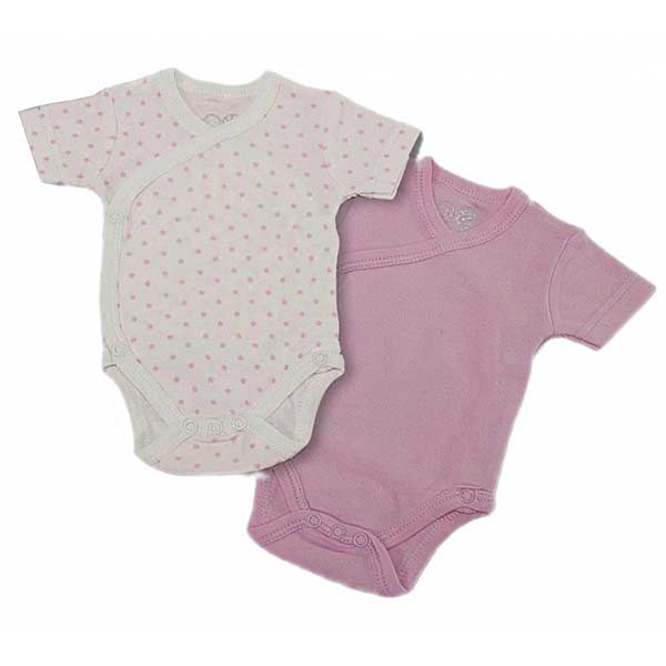 Een set van 2 mooie overslagrompertjes met korte mouwen. Het witte rompertje heeft roze stippen en het roze rompertje is effen van kleur. De rompertjes komen uit de kledingcollectie van Gamberritos.