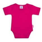 Een makkelijk basic rompertje in de kleur fuchsia uit de collectie Uni van Funnies. Rompertje heeft korte mouwen.