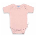 Een makkelijk basic rompertje in de kleur poederroze uit de collectie Uni van Funnies. Het rompertje heeft korte mouwen en is gemaakt van katoen. 