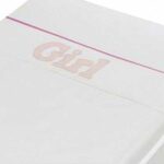 Dit geweldig mooie laken van het kwaliteitsmerk Briljant Baby is gemaakt van hoge kwaliteit katoen en is voorzien van leuke details. De letters zijn van stof en zijn op het lakentje geborduurd.