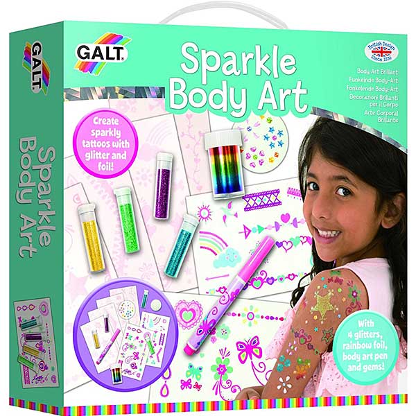 Maak fonkelende body-art door glitter- of regenboogfolie te combineren met tattooplaatjes. De tattooplaatjes kan je versieren met de plakedelstenen en met de body-art pen kan je een er nog een persoonlijker tintje aangeven.