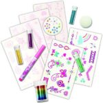 Maak fonkelende body-art door glitter- of regenboogfolie te combineren met tattooplaatjes. De tattooplaatjes kan je versieren met de plakedelstenen en met de body-art pen kan je een er nog een persoonlijker tintje aangeven.