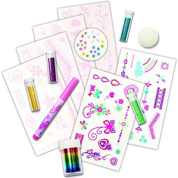 Maak fonkelende body-art door glitter- of regenboogfolie te combineren met tattooplaatjes. De tattooplaatjes kan je versieren met de plakedelstenen en met de body-art pen kan je een er nog een persoonlijker tintje aangeven.