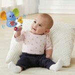 Schud, waggel en leer met mij! Deze lieve koala met een interactieve toets laat kleintjes kennismaken met vormen, licht, gezongen liedjes, geluiden en zinnetjes. Verder dient het handvat als een bijtring. Het draaien van de oren draagt bij aan de ontwikkeling van de motoriek.