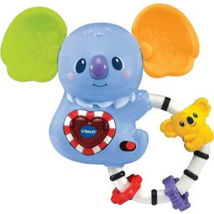 Schud, waggel en leer met mij! Deze lieve koala met een interactieve toets laat kleintjes kennismaken met vormen, licht, gezongen liedjes, geluiden en zinnetjes. Verder dient het handvat als een bijtring. Het draaien van de oren draagt bij aan de ontwikkeling van de motoriek.