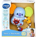 Schud, waggel en leer met mij! Deze lieve koala met een interactieve toets laat kleintjes kennismaken met vormen, licht, gezongen liedjes, geluiden en zinnetjes. Verder dient het handvat als een bijtring. Het draaien van de oren draagt bij aan de ontwikkeling van de motoriek.