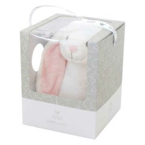 Een lief knuffeltje wit konijntje van het merk BamBam met roze oren in een giftbox. Aan een van de oren kan je een speentje knopen. Er zit nu een kartonnen speen. Deze verwijderen voordat je het aan je kindje geeft. 