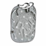 Deze katoenen slab met strik komt uit de collectie van Sam van Briljant Baby. De slab heeft een grijze ondergrond met witte sterren en is gemaakt van 100% katoen. Hierdoor nemen ze makkelijk vocht op en zijn sneldrogend. De slab heeft een koordjessluiting die je makkelijk kan strikken.