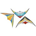 Met deze stoere stuntvlieger kan je leuke stunts uithalen. Wat je nodig heb is wind en een open ruimte en je kan jezelf vermaken. Maar het is ook natuurlijk leuk om dit samen met iemand anders te doen. Pas wel op voor de bomen.