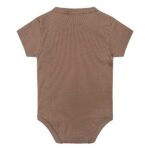 Deze mooie romper met korte mouw Caribou komt uit de collectie van Little Indians. Het rompertje heeft een overslag en drukkertjes tussen de beentjes.