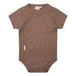 Deze mooie romper met korte mouw Caribou komt uit de collectie van Little Indians. Het rompertje heeft een overslag en drukkertjes tussen de beentjes.