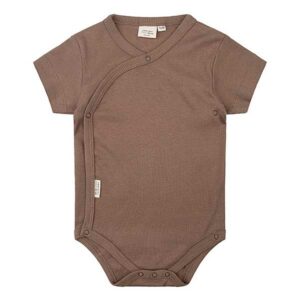 Deze mooie romper met korte mouw Caribou komt uit de collectie van Little Indians. Het rompertje heeft een overslag en drukkertjes tussen de beentjes.