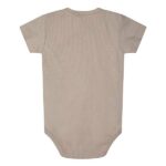 Dit mooie romper met korte mouw Silver komt uit de collectie van Little Indians. Het rompertje heeft een overslag en drukkertjes tussen de beentjes.