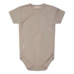 Dit mooie romper met korte mouw Silver komt uit de collectie van Little Indians. Het rompertje heeft een overslag en drukkertjes tussen de beentjes.