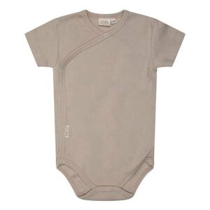 Dit mooie romper met korte mouw Silver komt uit de collectie van Little Indians. Het rompertje heeft een overslag en drukkertjes tussen de beentjes.