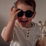 Een leuke zonnebril in de kleur bruin/zwart van het merk Little Indians voor de kleintjes. Geschikt voor kinderen in de leeftijd van 3 – 6 jaar