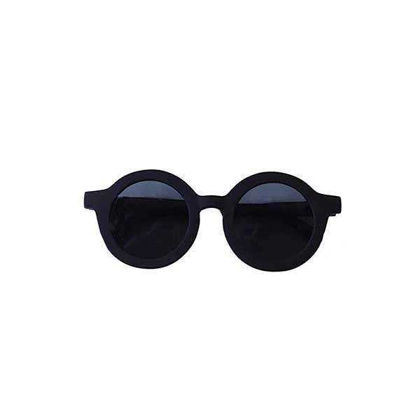 Een leuke zonnebril in de kleur zwart van het merk Little Indians voor de kleintjes. Geschikt voor kinderen in de leeftijd van 3 - 6 jaar