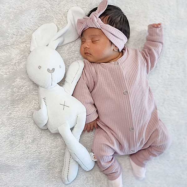 Een heerlijk zacht boxpakje Big Rib Pink van soepele rib tricot komt uit de collectie van Little Adventure. Het boxpakje heeft geen voetjes.