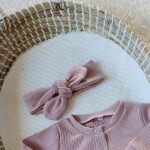 Leuk knoophaarbandje Big Rib is gemaakt van zacht rib katoen in de kleur roze. Geschikt voor de leeftijd 0-6 maanden en komt uit de collectie van Little Adventure.