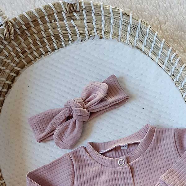 Leuk knoophaarbandje Big Rib is gemaakt van zacht rib katoen in de kleur roze. Geschikt voor de leeftijd 0-6 maanden en komt uit de collectie van Little Adventure.