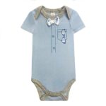 Een leuk blauwe rompertje met wit vlinderdasje vastgemaakt op de romper. De romper heeft daarnaast een overhemdbedrukking met zakje en bril. De bies op de hals en beentjes zijn grijs.