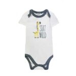Een leuk wit rompertje korte mouw met de tekst Stay Wild & een giraffe erop geprint. De hals en beentjes zijn afgezet met een donkergrijze bies. Gemaakt van katoen. 