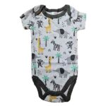 Een leuk wit rompertje met een dierenprint van olifanten, zebra's, giraffes en aapjes. Het halsje en de randen van de pijpjes zijn afgezet met een donkergrijze bies. Gemaakt van katoen. 