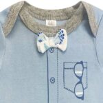 Een leuk blauwe rompertje met wit vlinderdasje vastgemaakt op de romper. De romper heeft daarnaast een overhemdbedrukking met zakje en bril. De bies op de hals en beentjes zijn grijs.