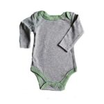 Een grijs gemêleerde romper met lange mouwen. De hals en de boorden van de pijpjes zijn afgezet met een groene bies. Het rompertje is gemaakt van katoen. 