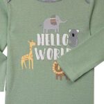 Een leuk groen rompertje met de tekst Hello World in het wit en daarbij een print van een olifant, giraffe, koala en leeuw. De hals en boordjes van de pijpjes zijn afgezet met grijze bies.