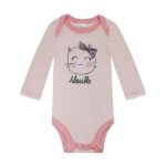 Een leuke zachtroze rompertje met lange mouw. De romper heeft een print van een poezenhoofdje en eronder, in het zwart de tekst Adorable. Hals en pijpjes zijn afgezet met een bies in donkerroze. Gemaakt van katoen.