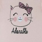 Een leuke zachtroze rompertje met lange mouw. De romper heeft een print van een poezenhoofdje en eronder, in het zwart de tekst Adorable. Hals en pijpjes zijn afgezet met een bies in donkerroze. Gemaakt van katoen.