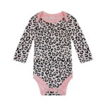 Een leuke roze rompertje met een zwarte luipaardenprint. Het rompertje heeft lange mouwen en de hals en de pijpjes zijn afgezet met een roze bies. Gemaakt van katoen. 