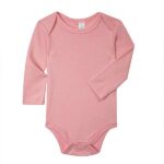 Een leuk effen roze romper met lange mouw. Het rompertje is gemaakt van 100% katoen en heeft drukkertjes tussen de beentjes. Van het merk Baby Kiss.