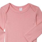 Een leuk effen roze romper met lange mouw. Het rompertje is gemaakt van 100% katoen en heeft drukkertjes tussen de beentjes. Van het merk Baby Kiss. 