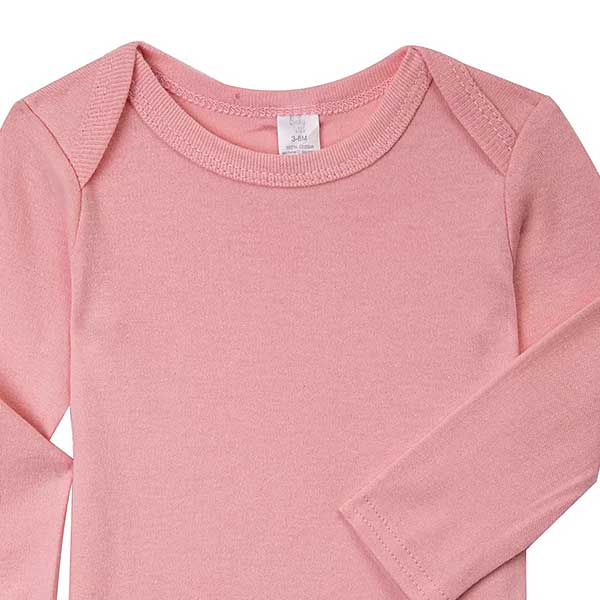 Een leuk effen roze romper met lange mouw. Het rompertje is gemaakt van 100% katoen en heeft drukkertjes tussen de beentjes. Van het merk Baby Kiss.
