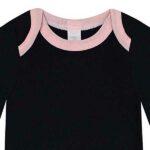 Een leuke zwarte rompertje met lange mouw. De hals en pijpjes zijn afgezet met een roze bies. Gemaakt van katoen en is van het merk Baby Kiss. 