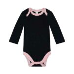 Een leuke zwarte rompertje met lange mouw. De hals en pijpjes zijn afgezet met een roze bies. Gemaakt van katoen en is van het merk Baby Kiss. 