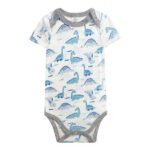 Een leuk witte rompertje met dinoprint in verschillende kleuren blauw. Het halsje en de randen van de pijpjes zijn afgezet met een grijze bies. Gemaakt van 100% katoen.