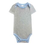 Een leuk grijs gemêleerd rompertje met korte mouwen. Het halsje en de randen van de beentjes zijn afgezet met een lichtblauwe bies. Gemaakt van katoen. 