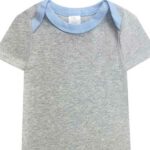 Een leuk grijs gemêleerd rompertje met korte mouwen. Het halsje en de randen van de beentjes zijn afgezet met een lichtblauwe bies. Gemaakt van katoen. 