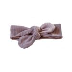 Leuk knoophaarbandje Big Rib is gemaakt van zacht rib katoen in de kleur roze. Geschikt voor de leeftijd 0-6 maanden en komt uit de collectie van Little Adventure.