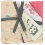 Deze monddoekjes komen uit de collectie Flower collectie. Een collectie die zich kenmerkt door het gebruik van diverse kleine bloemetjes. Bestaand uit 3 designs: 1x effen – 1x wit met roze bloemen – 1x zalmkleurig met bloemen.