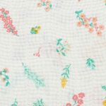 Deze monddoekjes komen uit de collectie Flower collectie. Een collectie die zich kenmerkt door het gebruik van diverse kleine bloemetjes. Bestaand uit 3 designs: 1x effen – 1x wit met roze bloemen – 1x zalmkleurig met bloemen.