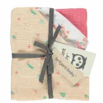 Deze washandjes komt uit de Flower collectie van Briljant Baby. Een leuke collectie met printjes van kleine bloemetjes in zachte kleurtjes. Bestaand uit 3 designs: 1x effen – 1x wit met roze bloemen – 1x zalmkleurig met bloemen.