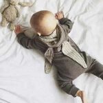 Leuke konijnenonesies in de kleur grijs. De onesie is voor zien van een rits en een capuchon met daarop 2 konijnenoren. De oortjes hebben een witte binnenkant. Het pakje heeft geen voetjes. 