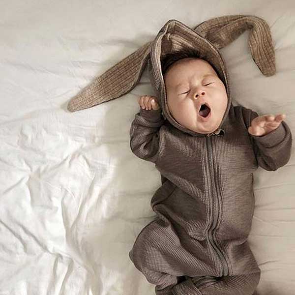 Leuke konijnenonesies in de kleur grijs. De onesie is voor zien van een rits en een capuchon met daarop 2 konijnenoren. De oortjes hebben een witte binnenkant. Het pakje heeft geen voetjes.