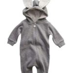 Leuke konijnenonesies in de kleur grijs. De onesie is voor zien van een rits en een capuchon met daarop 2 konijnenoren. De oortjes hebben een witte binnenkant. Het pakje heeft geen voetjes.