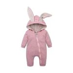 Leuke onesies in de kleur roze. De onesie is voor zien van een rits en een capuchon met daarop 2 konijnenoren. De oortjes hebben een witte binnenkant. Het pakje heeft geen voetjes.