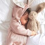 Leuke onesies in de kleur roze. De onesie is voor zien van een rits en een capuchon met daarop 2 konijnenoren. De oortjes hebben een witte binnenkant. Het pakje heeft geen voetjes.